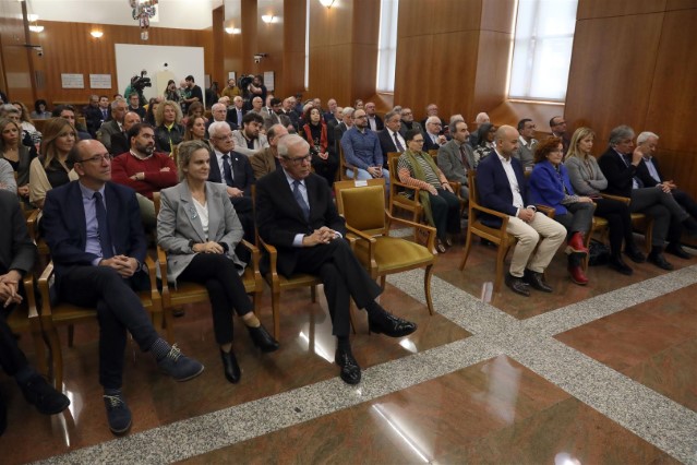 O Parlamento de Galicia homenaxea a Carlos Casares no 20 aniversario do seu falecemento